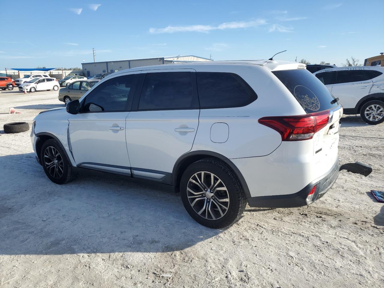 2016 Mitsubishi Outlander - Image 2