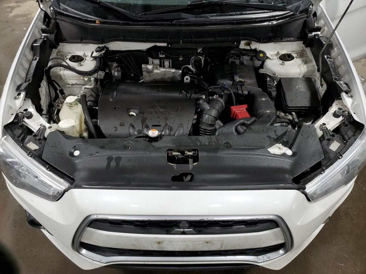 2014 Mitsubishi Outlander - Image 13