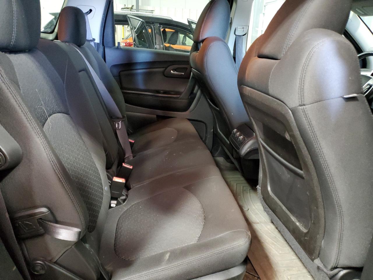 2010 Chevrolet Traverse - Image 11