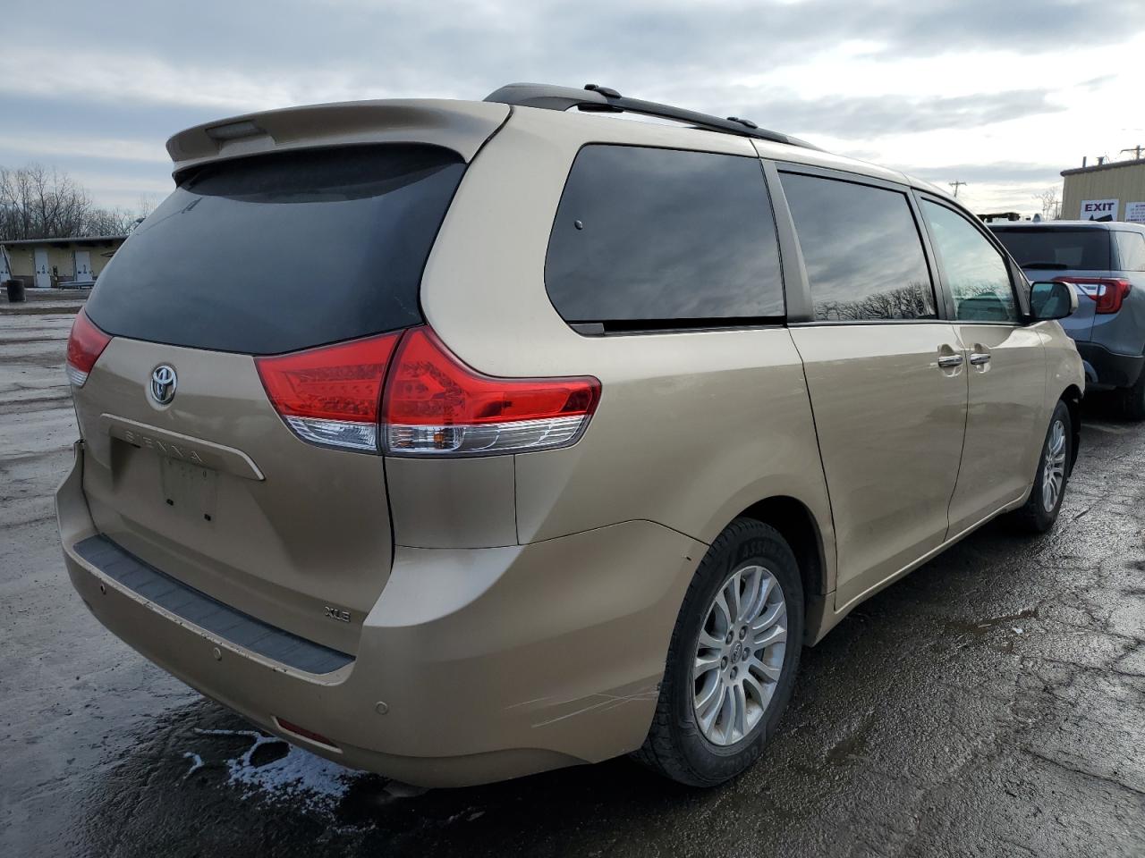 2011 Toyota Sienna - Image 3