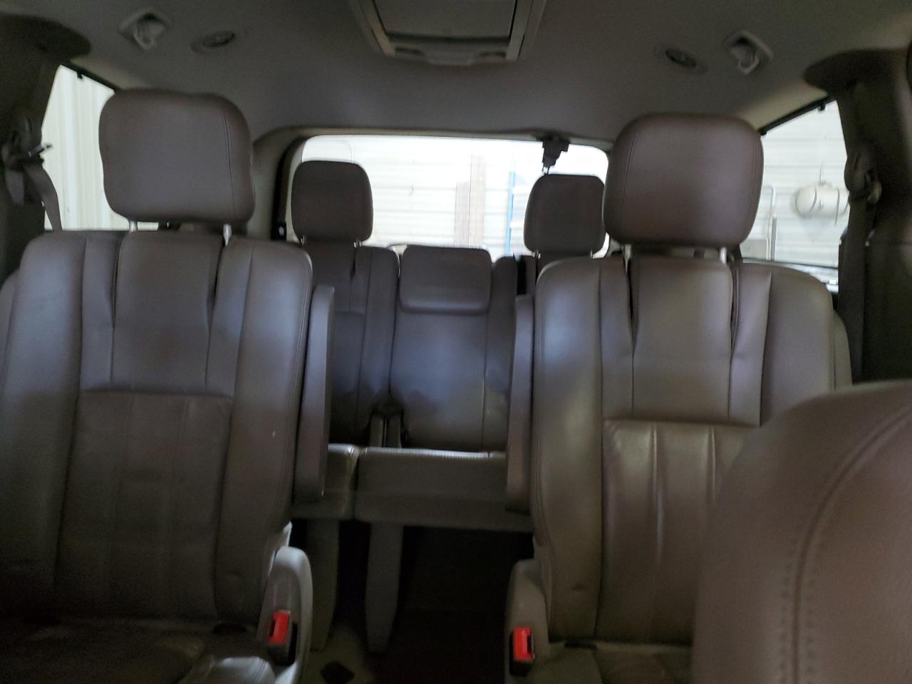 2012 Chrysler Town & Country - Image 10