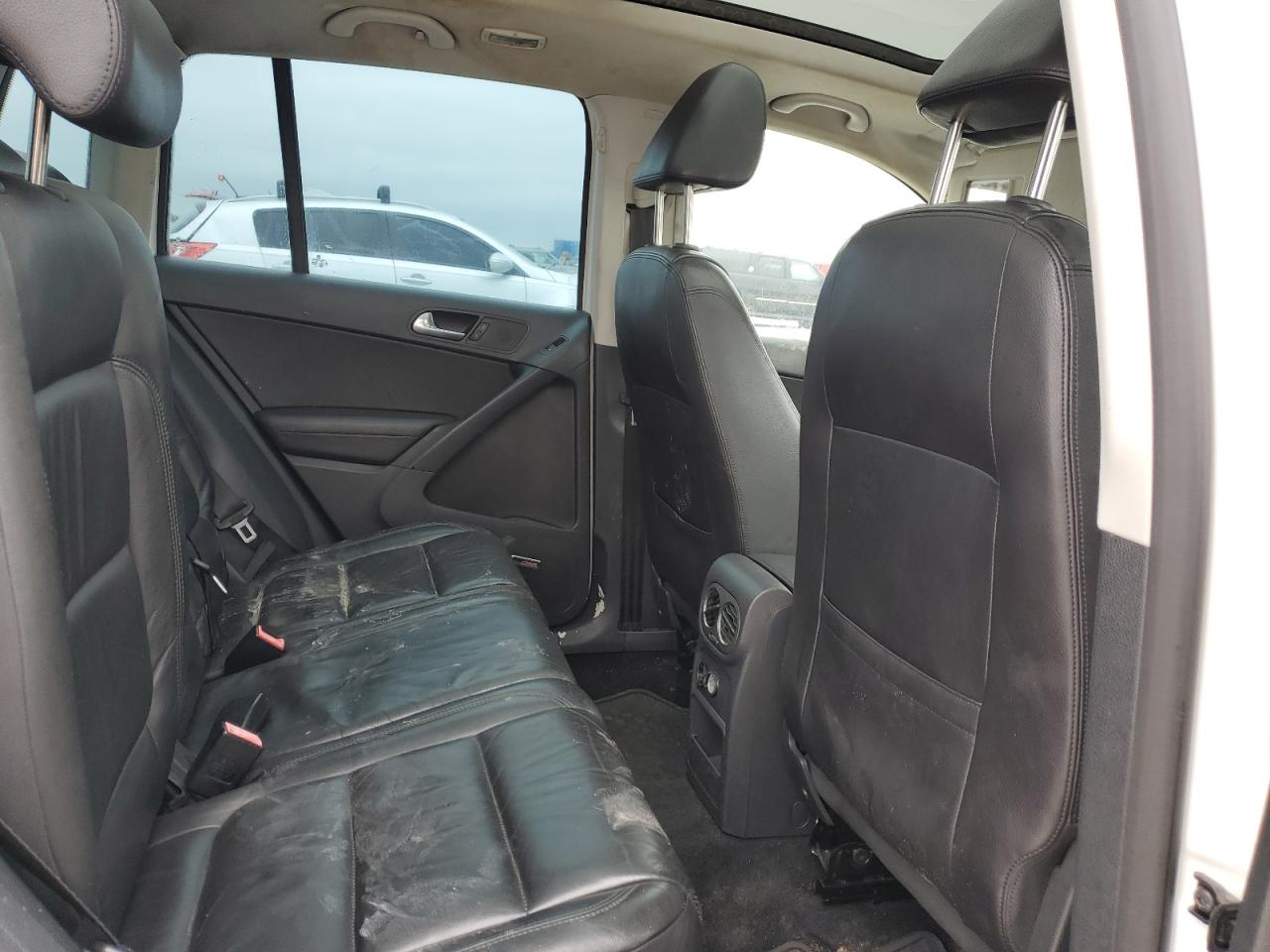 2010 Volkswagen Tiguan - Image 11