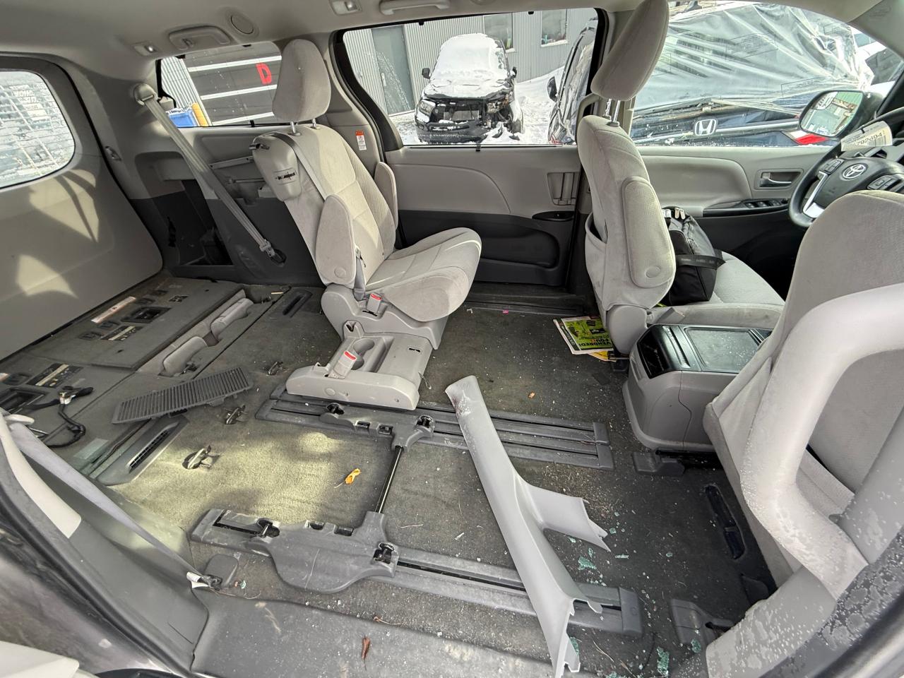 2015 Toyota Sienna - Image 11