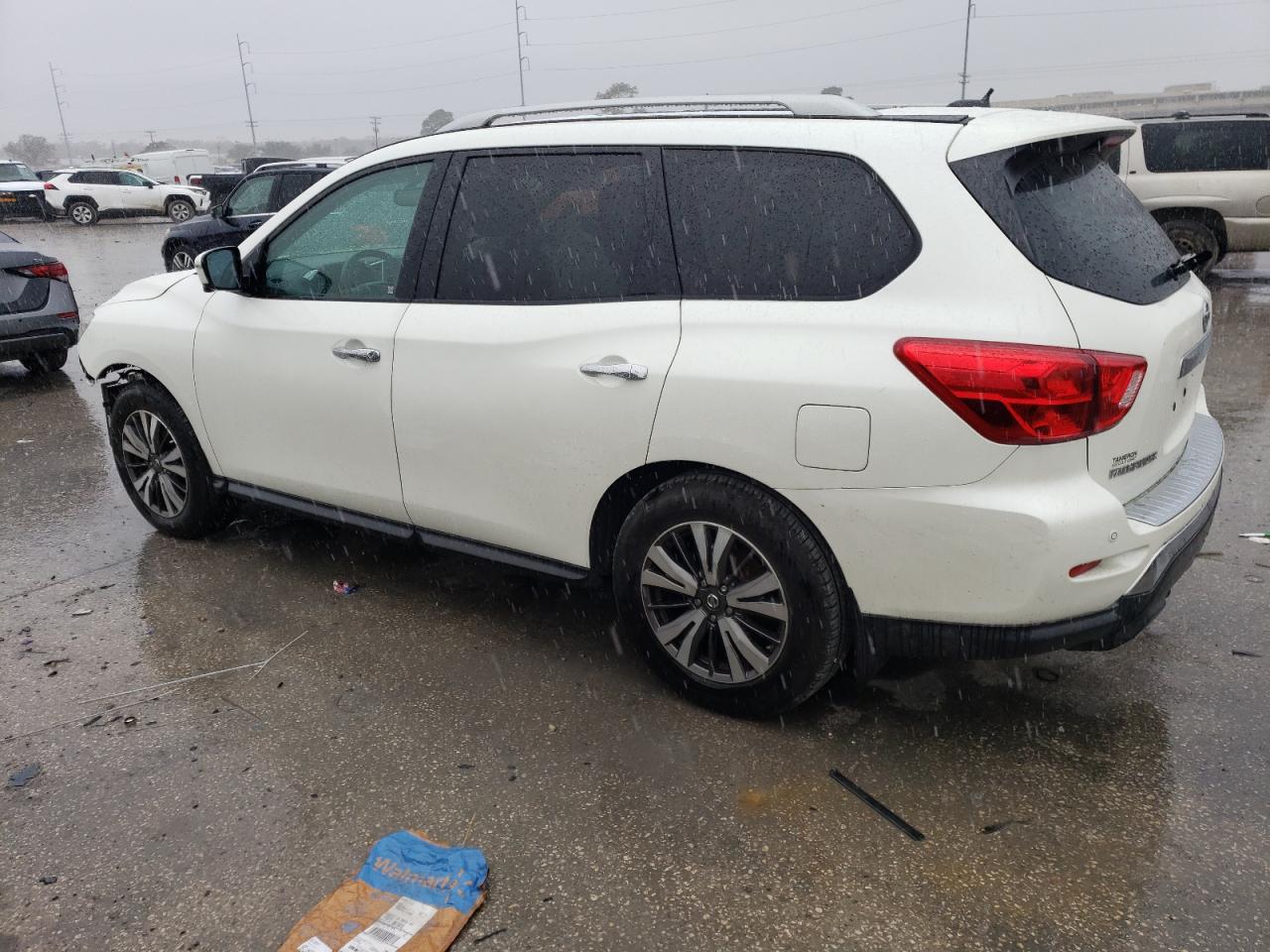 2017 Nissan Pathfinder - Image 2