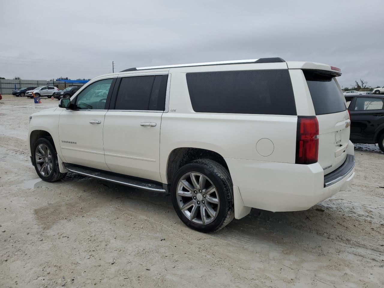 VIN 1GNSKKKC8FR518276 2015 CHEVROLET SUBURBAN no.2