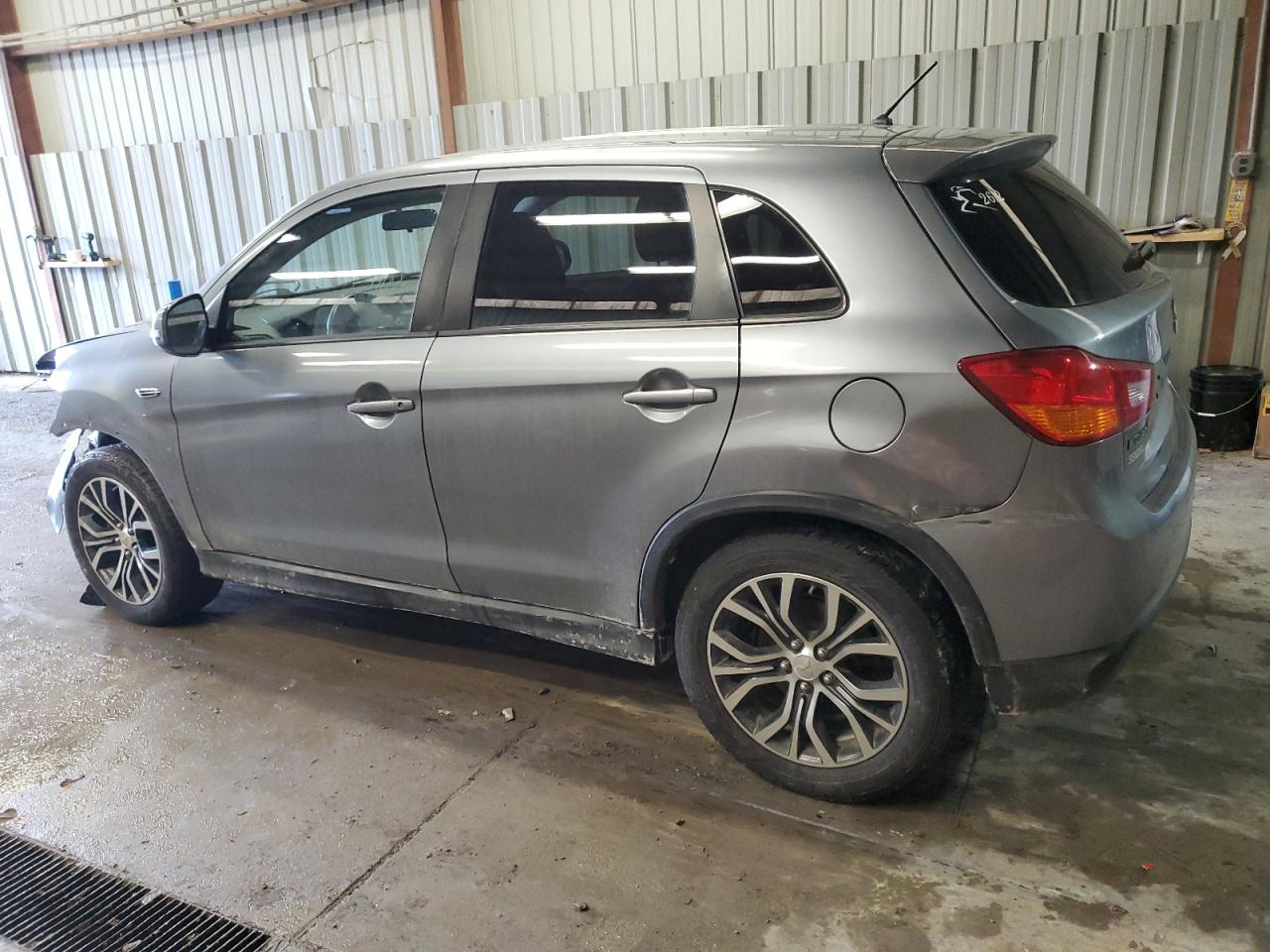 2016 Mitsubishi Outlander - Image 2