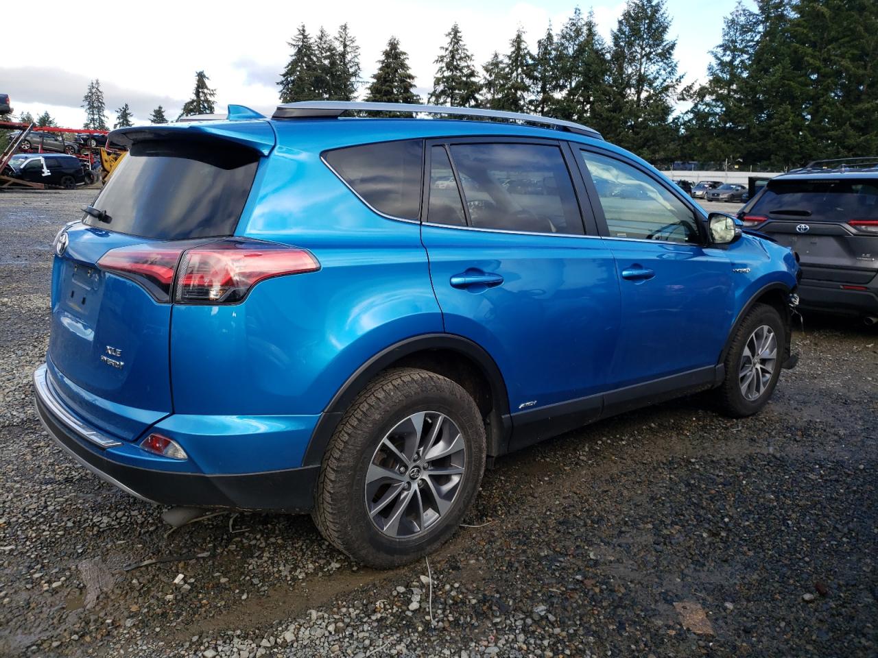 VIN JTMRJREV5JD154100 2018 TOYOTA RAV4 no.3