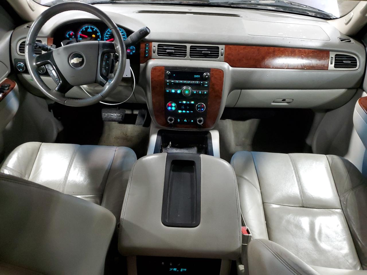 2010 Chevrolet Suburban - Image 8