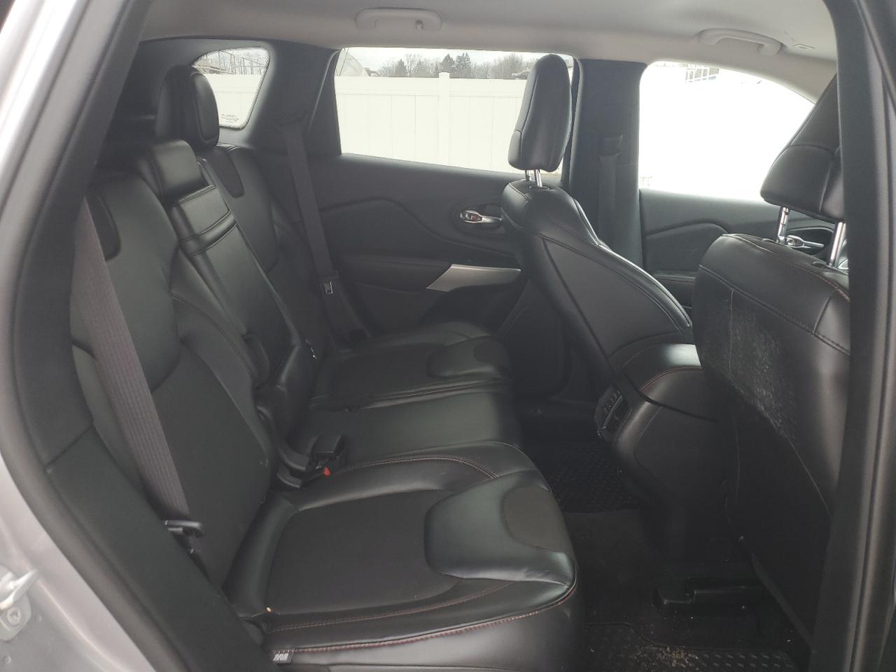 2018 Jeep Cherokee - Image 11
