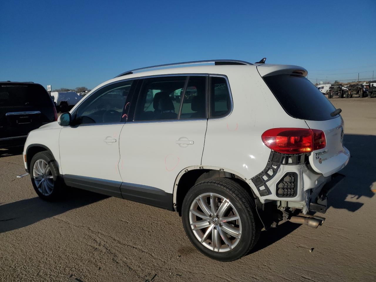 2016 Volkswagen Tiguan - Image 2