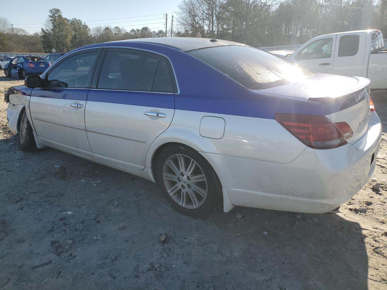 2010 Toyota Avalon - Image 2