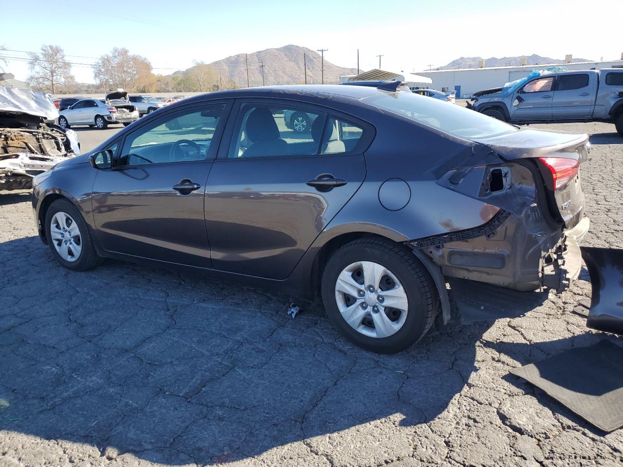 VIN 3KPFL4A7XJE165728 2018 KIA FORTE no.2