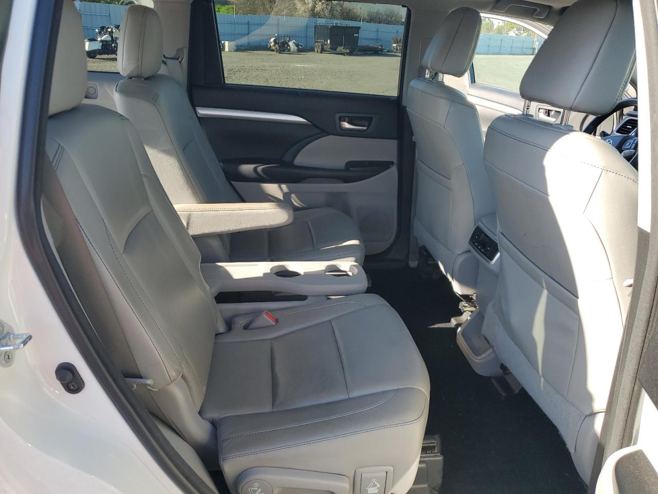 2016 Toyota Highlander - Image 11