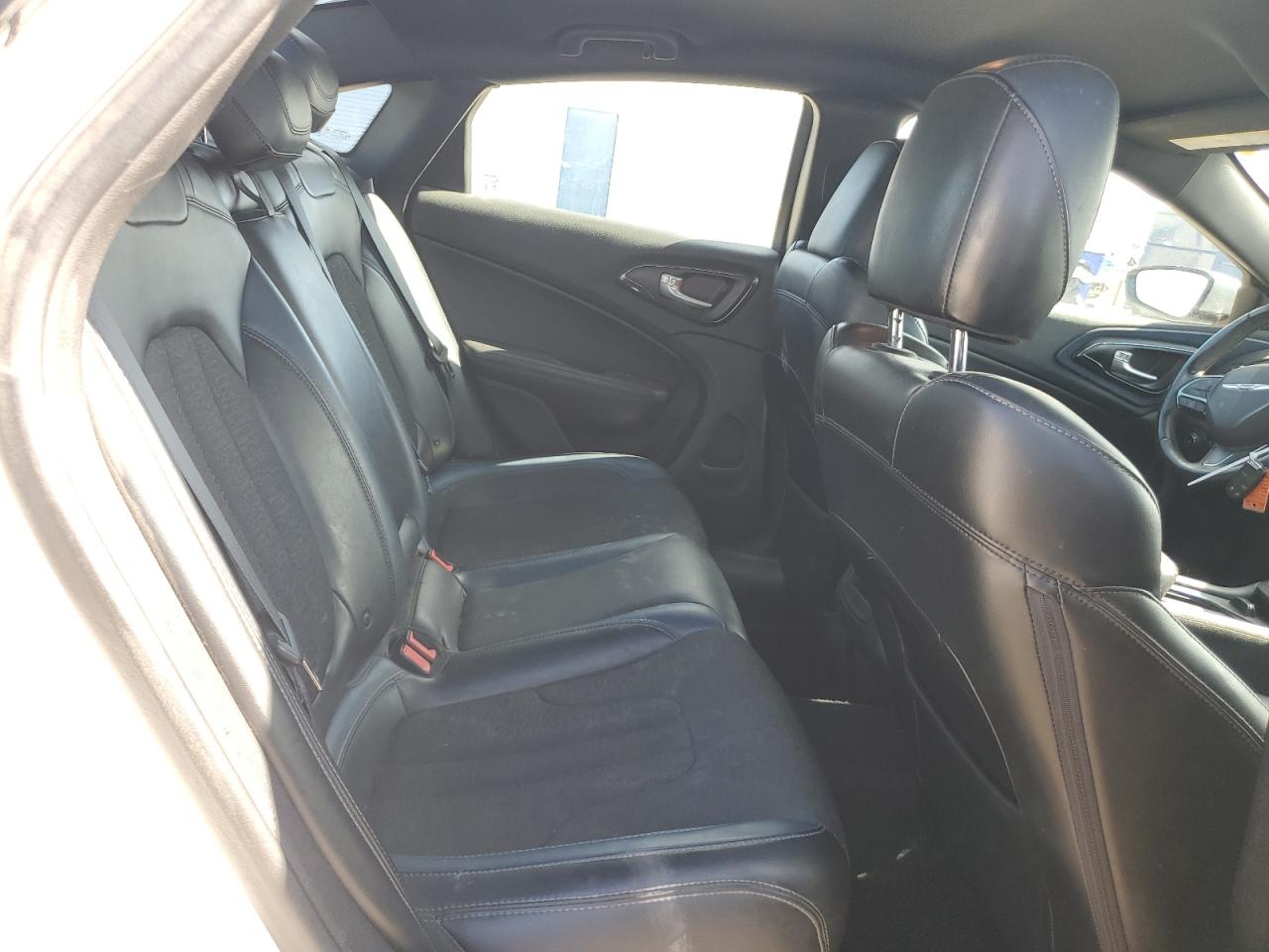 2015 Chrysler 200 - Image 10