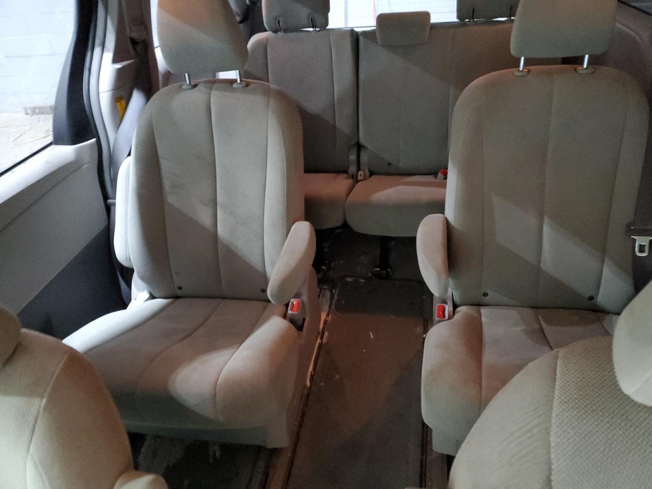 2014 Toyota Sienna - Image 10
