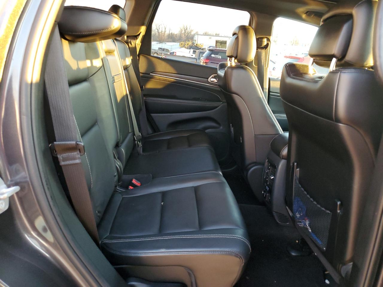 2017 Jeep Grand Cherokee - Image 11