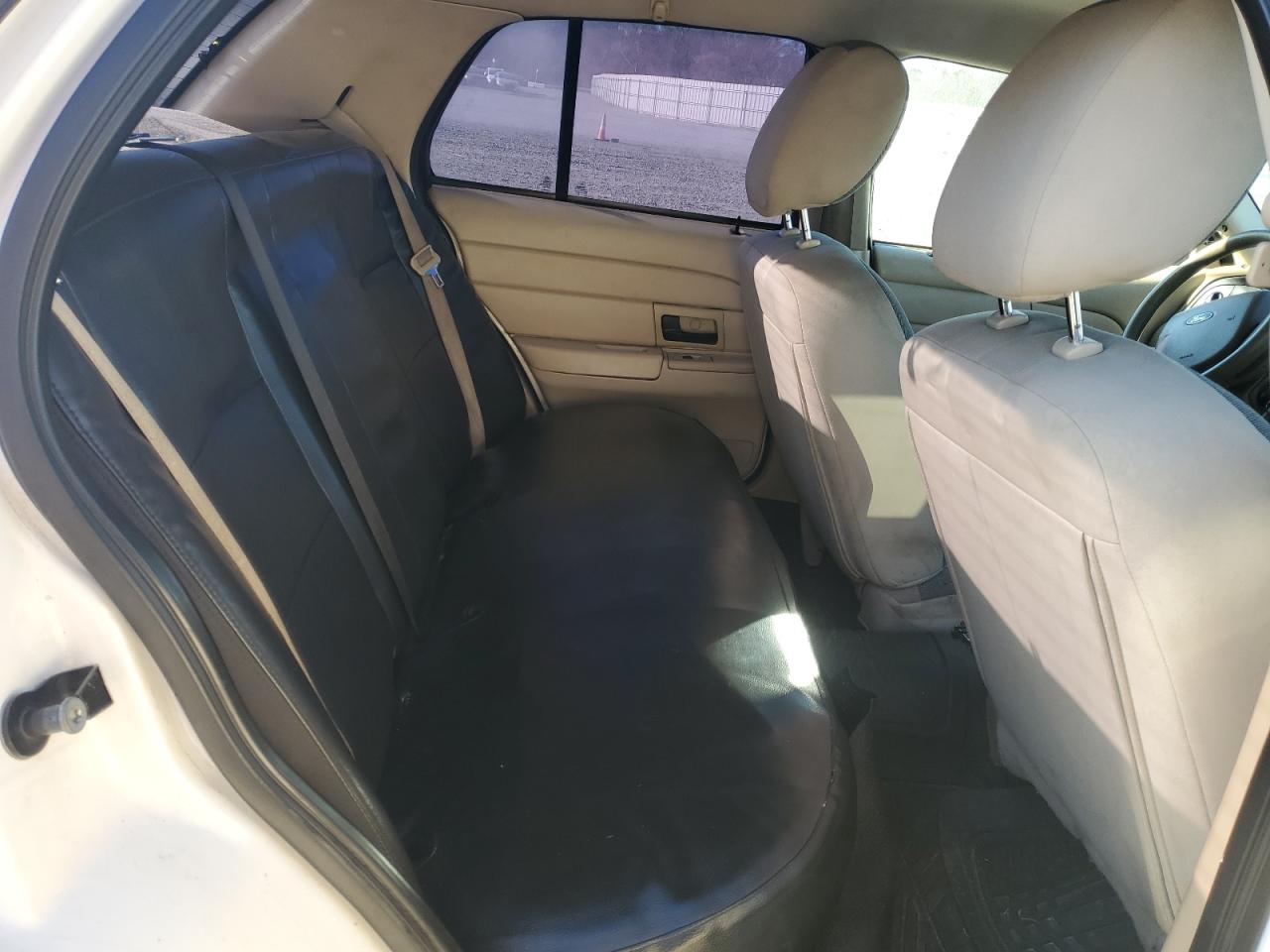 2011 Ford Crown Victoria - Image 10