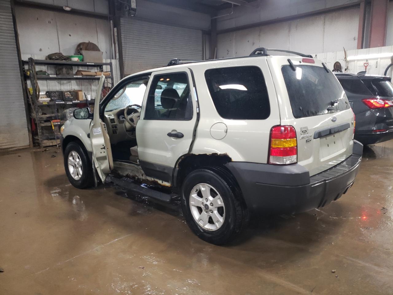 2006 Ford Escape - Image 2