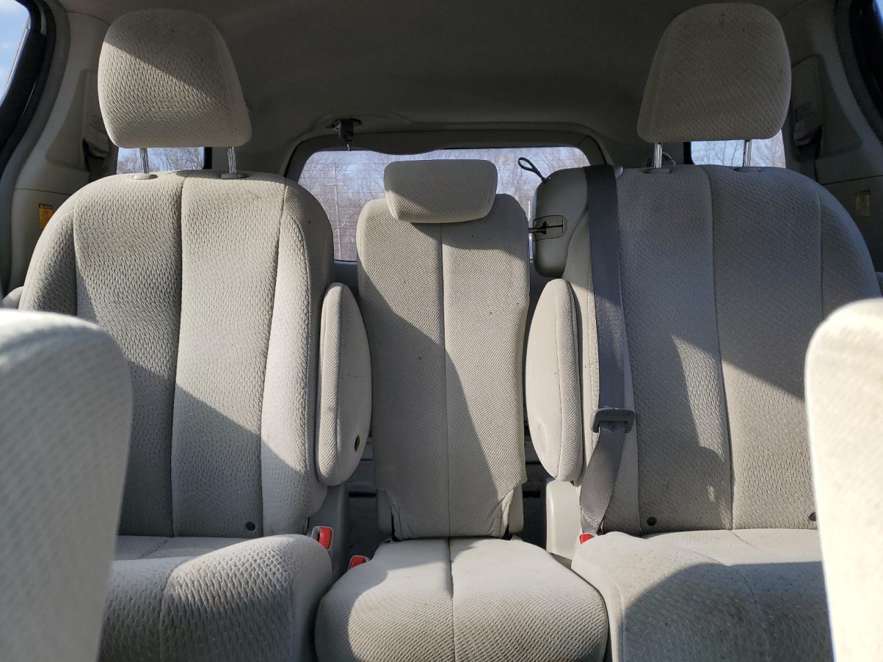 2011 Toyota Sienna - Image 10