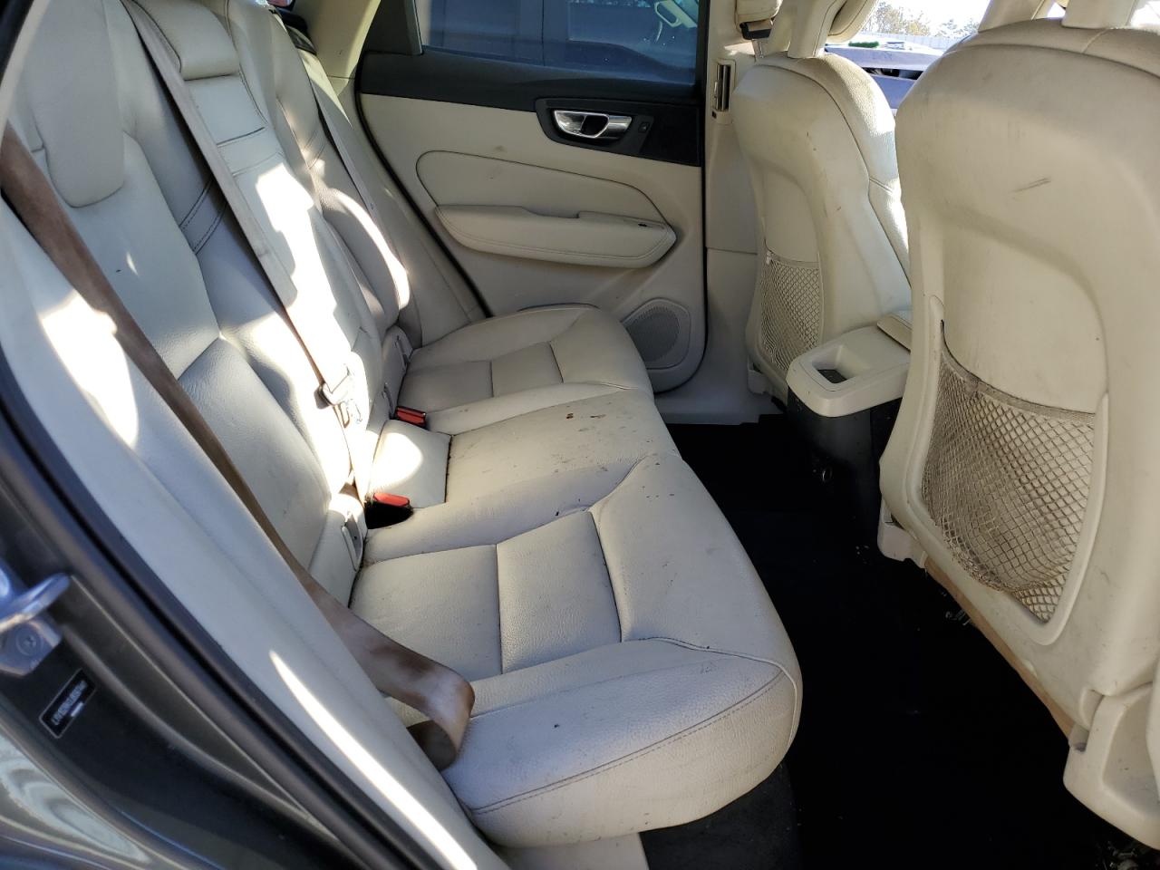 2018 Volvo XC60 - Image 11