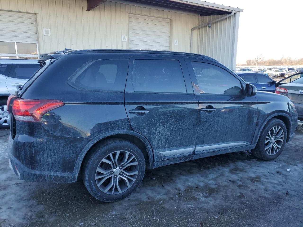 2016 Mitsubishi Outlander - Image 3