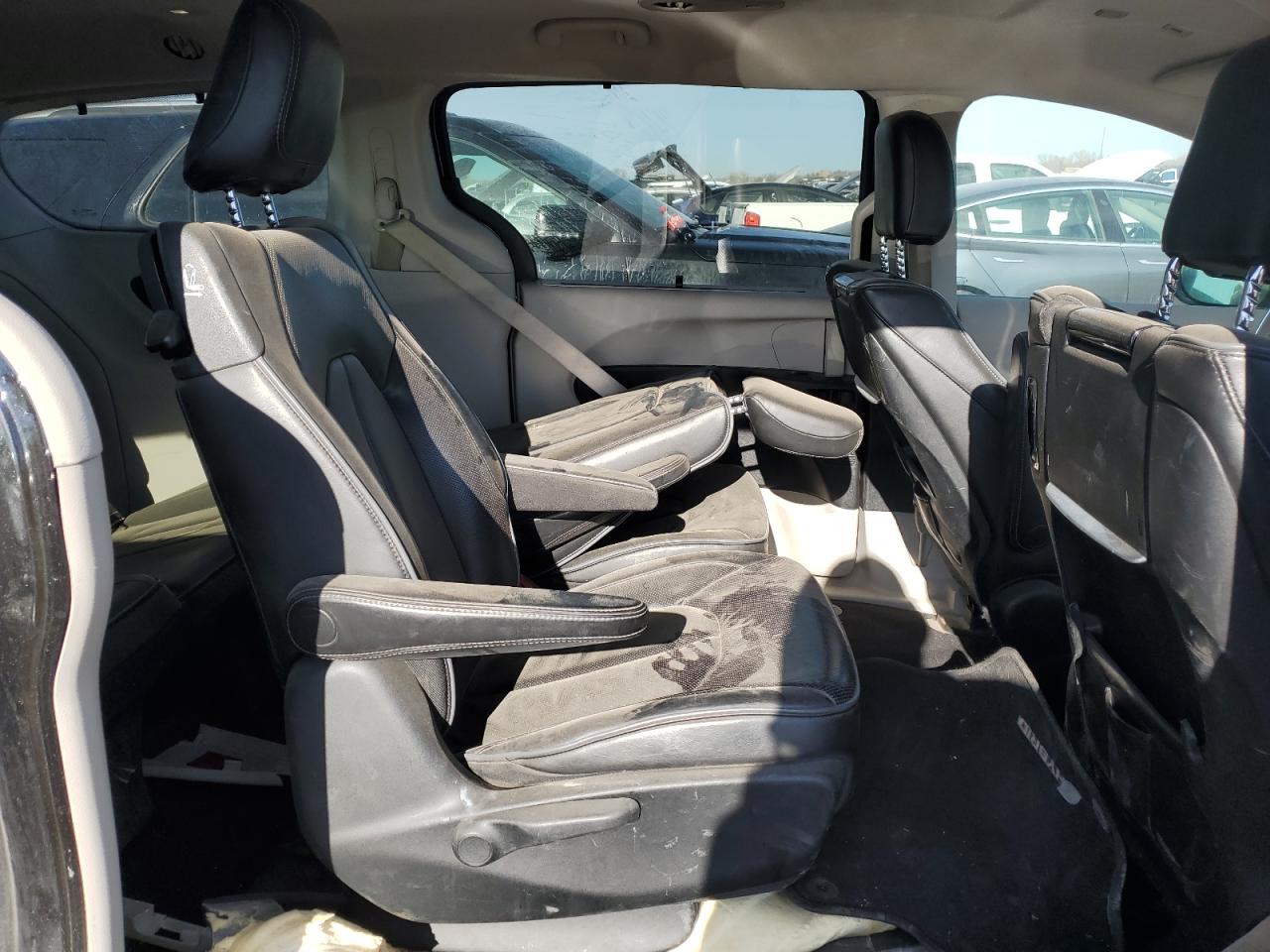 2018 Chrysler Pacifica - Image 11