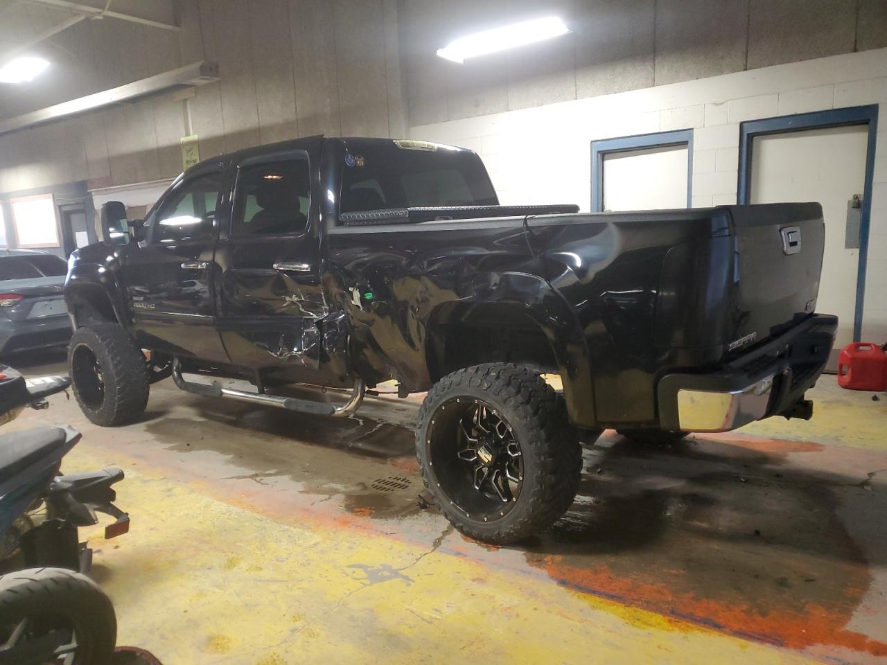 2010 GMC Sierra - Image 2