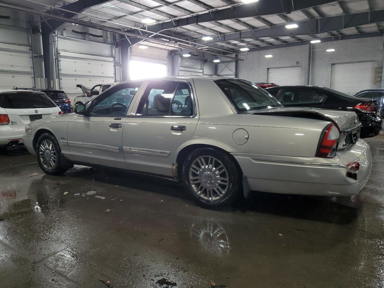 2010 Mercury Grand Marquis - Image 2