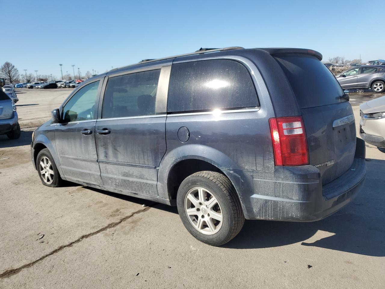 2008 Chrysler Town & Country - Image 2