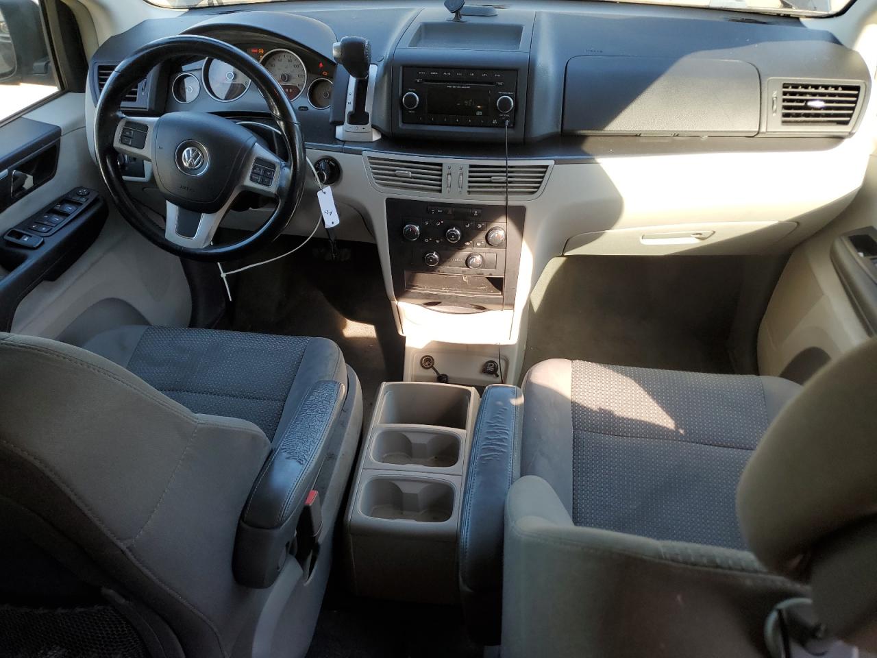 2013 Volkswagen Routan - Image 8