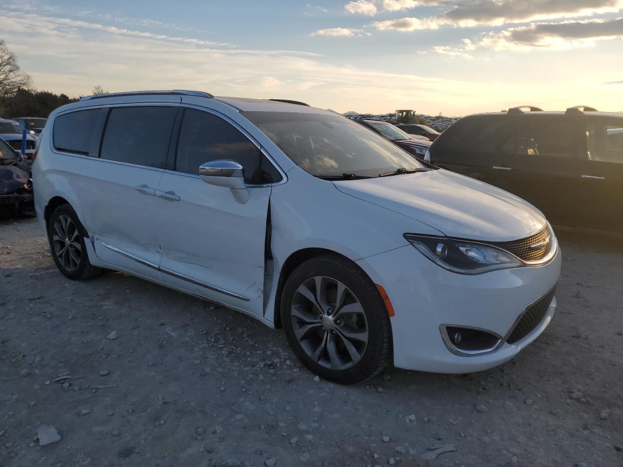 2017 Chrysler Pacifica - Image 4