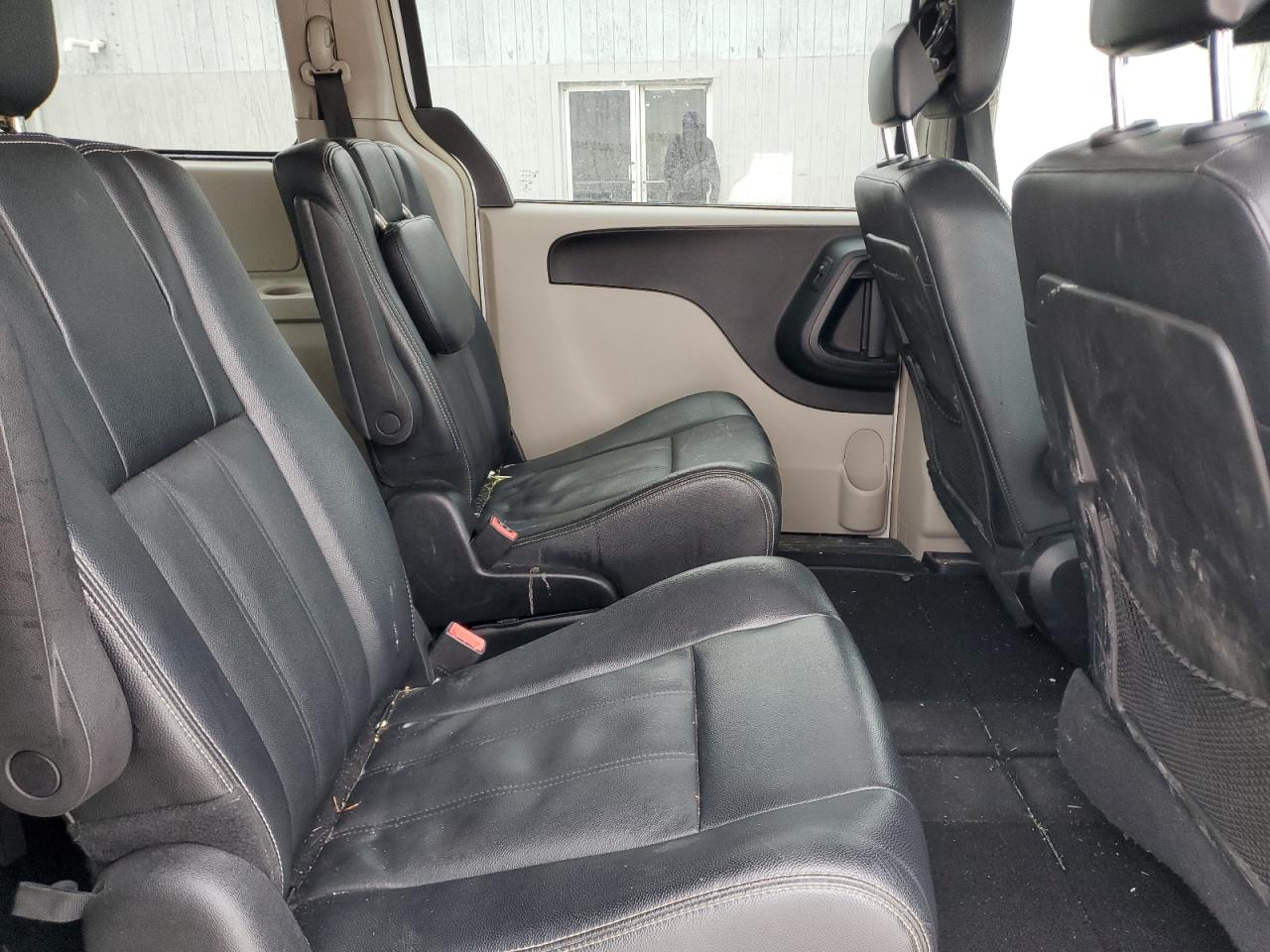 2016 Chrysler Town & Country - Image 11