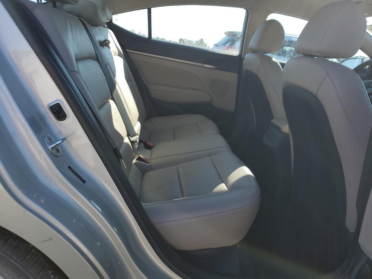 2017 Hyundai Elantra - Image 10