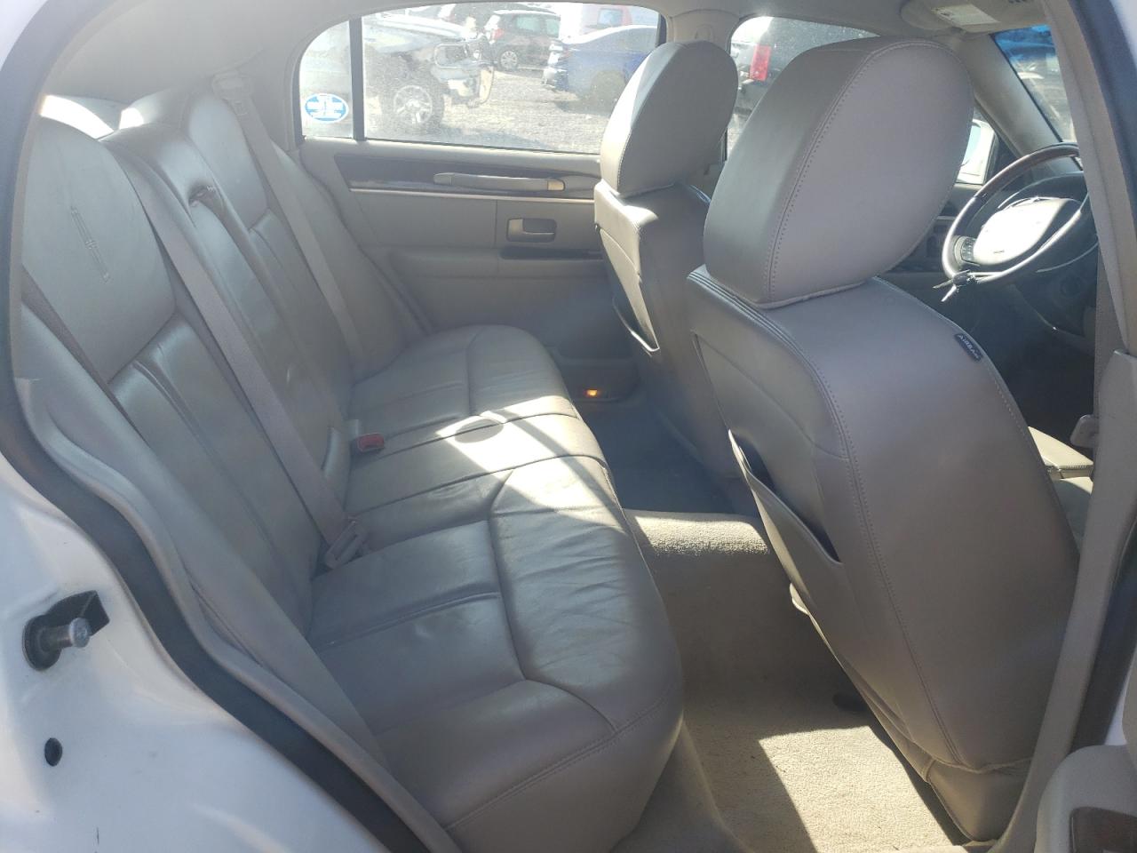 2011 Lincoln Town Car - Image 10