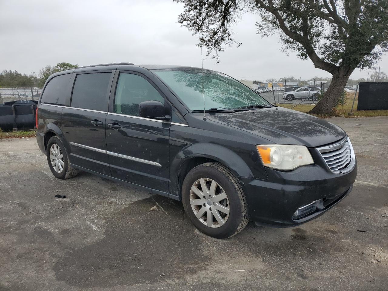 2014 Chrysler Town & Country - Image 4