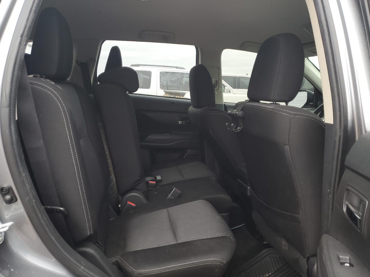 2018 Mitsubishi Outlander - Image 10