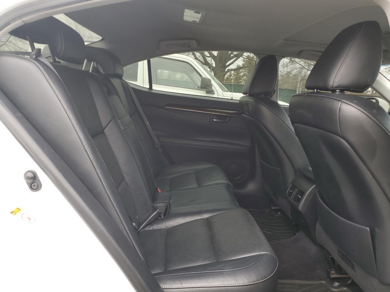 2014 Lexus ES - Image 10