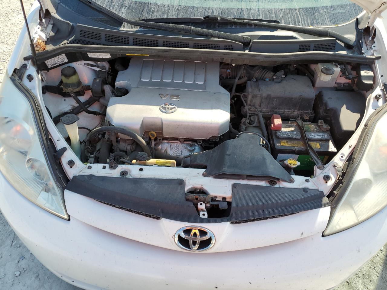 2010 Toyota Sienna - Image 12