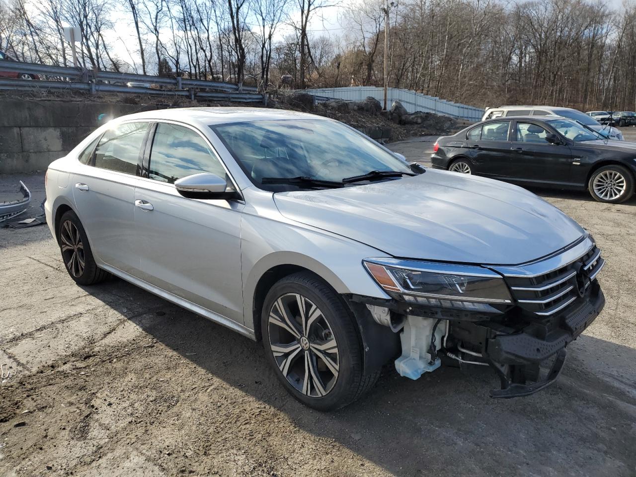 2021 Volkswagen Passat - Image 4