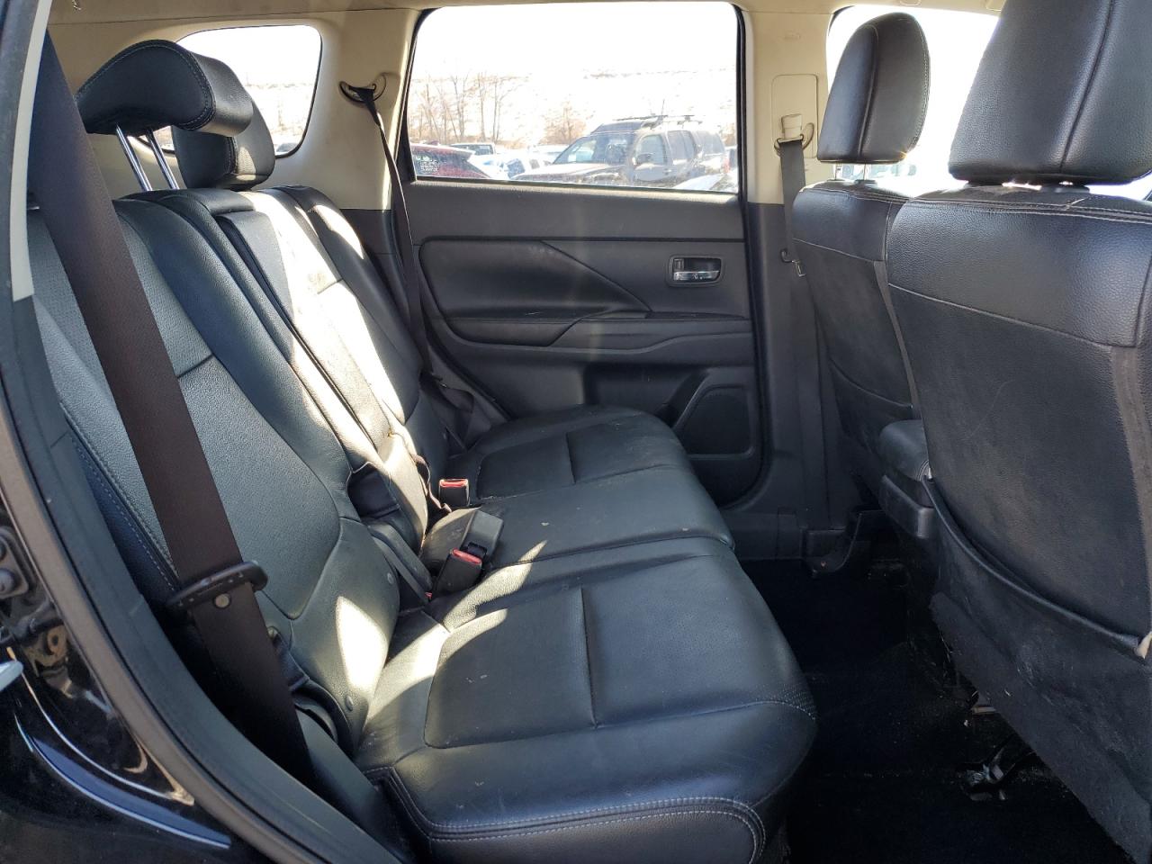 2014 Mitsubishi Outlander - Image 11
