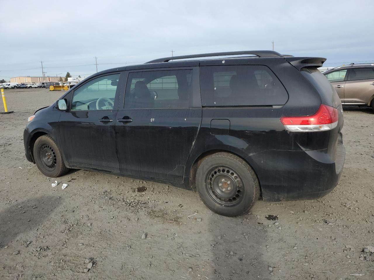 2014 Toyota Sienna - Image 2