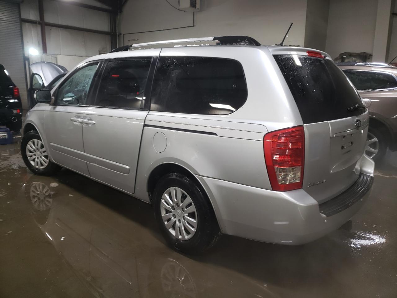 2012 Kia Sedona - Image 2