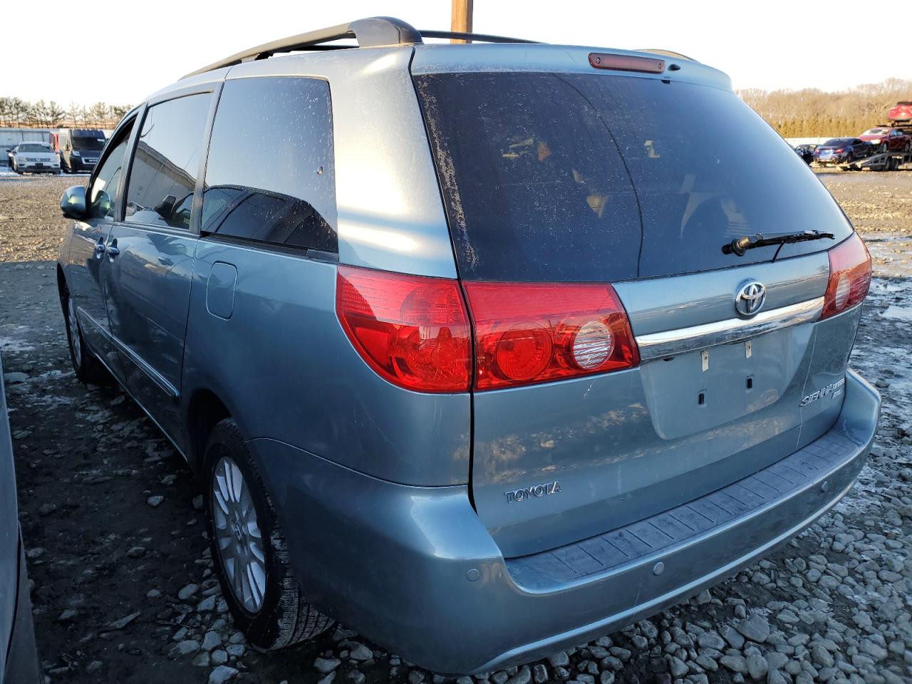 2008 Toyota Sienna - Image 2