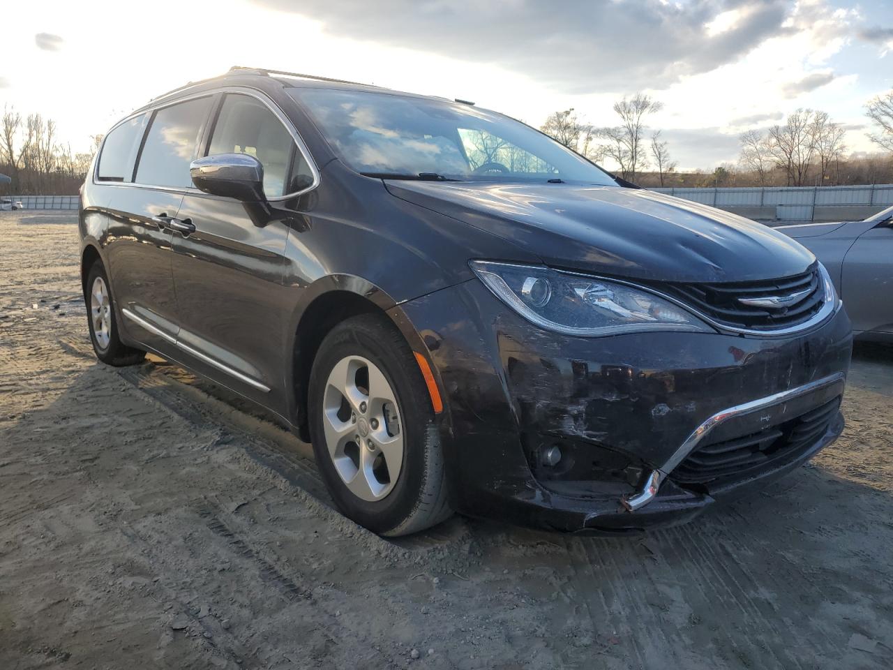 2017 Chrysler Pacifica - Image 4