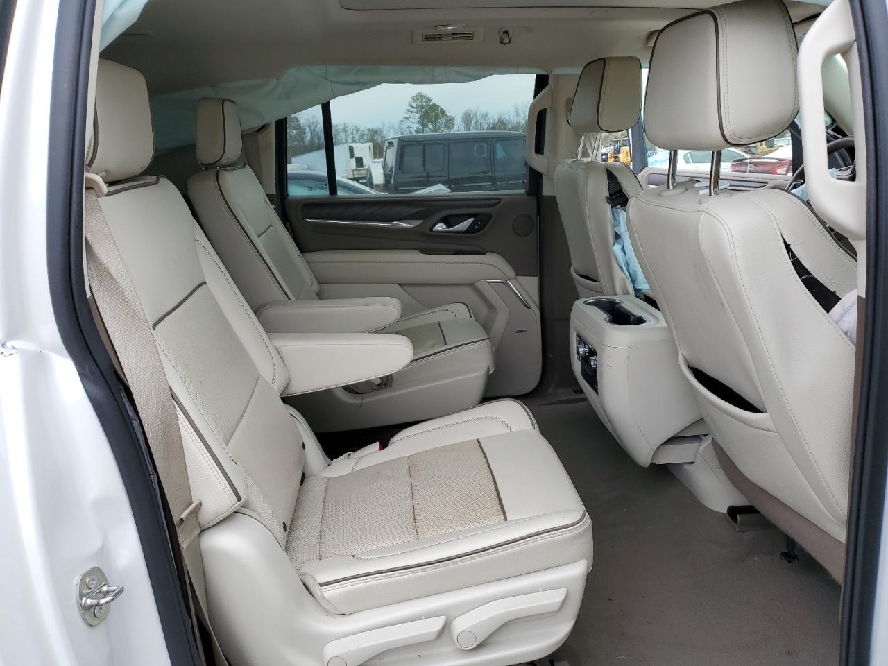 2022 GMC Yukon - Image 11