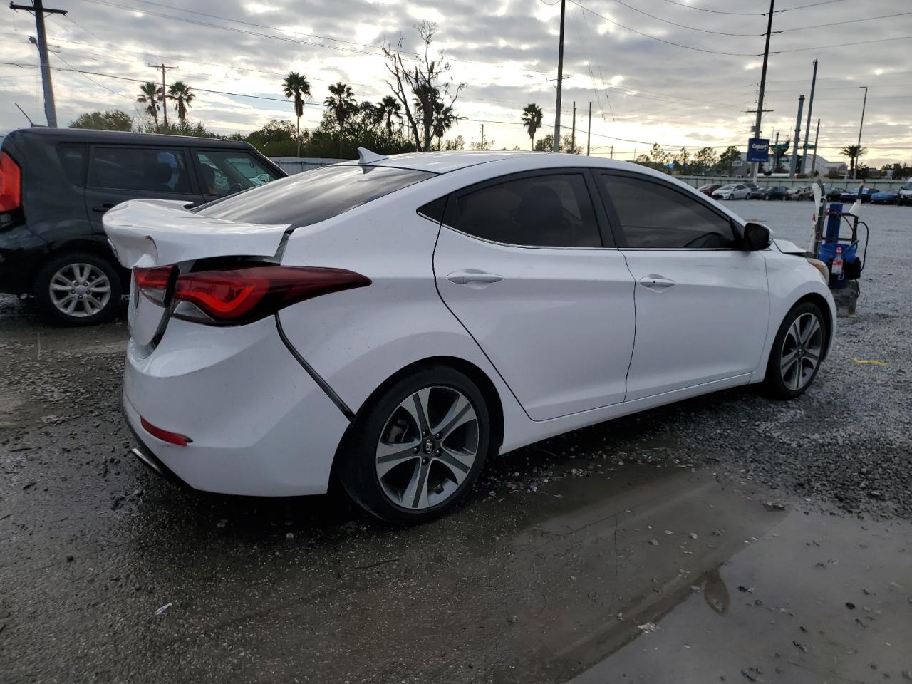 2015 Hyundai Elantra - Image 3