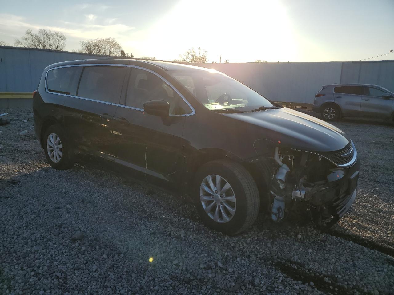 2017 Chrysler Pacifica - Image 4
