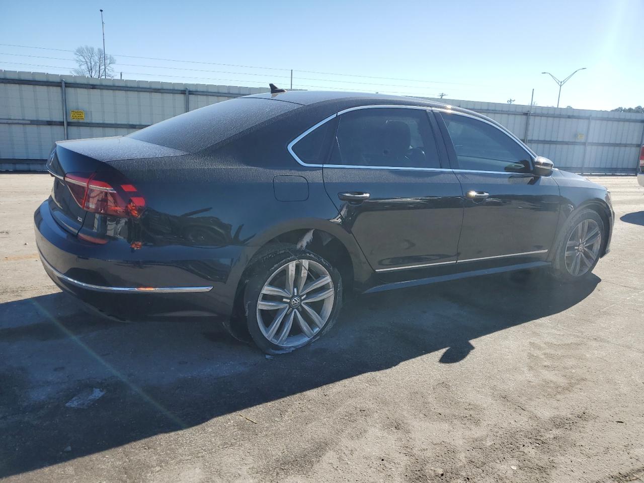 2017 Volkswagen Passat - Image 3