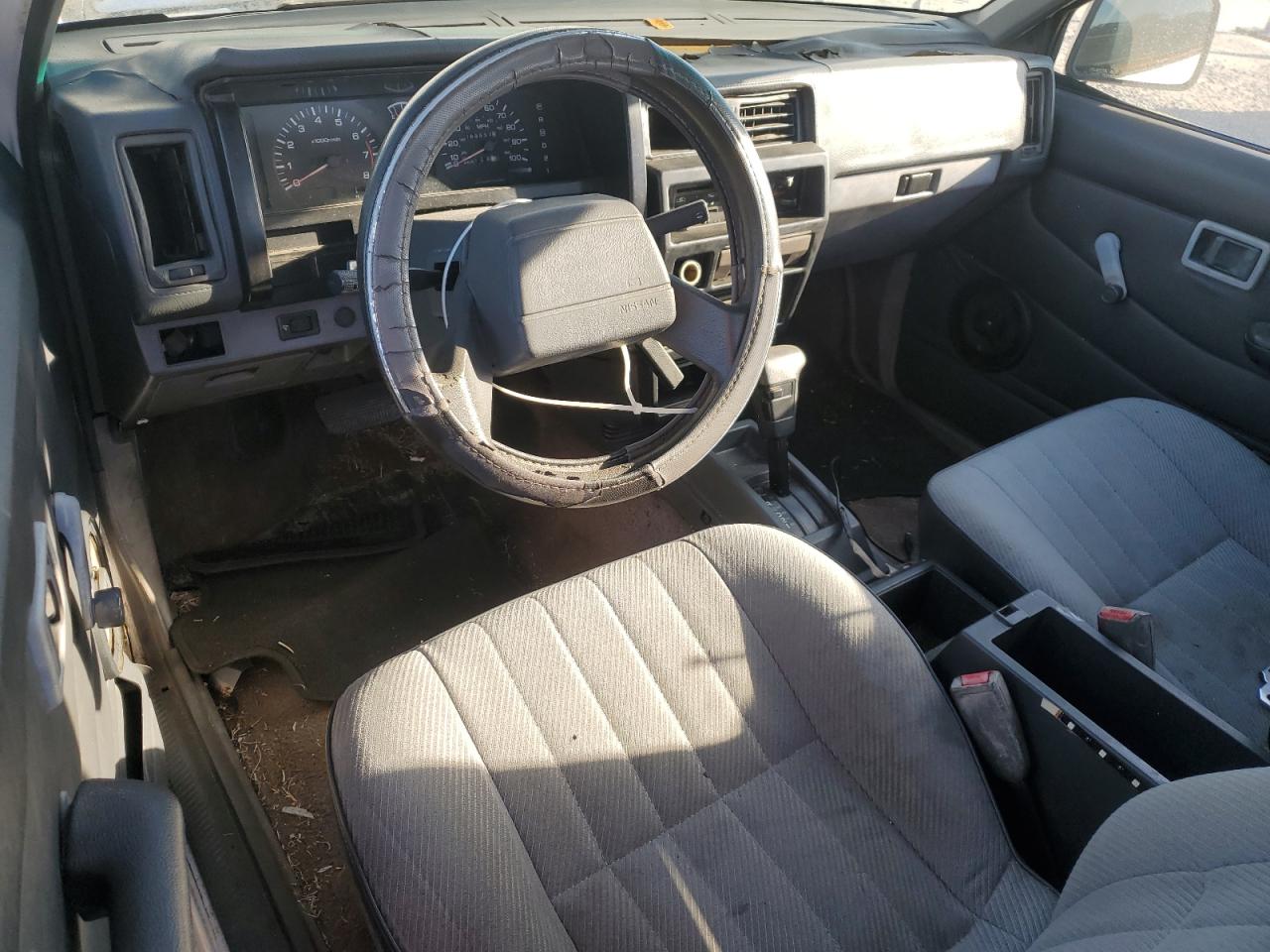 1993 Nissan Titan - Image 8