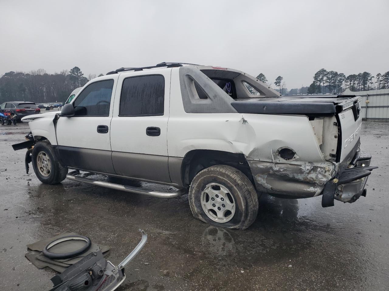 2004 Chevrolet Avalanche - Image 2